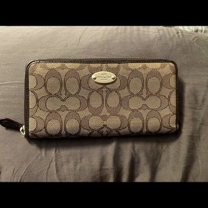 COACH wallet. Used but in new condition